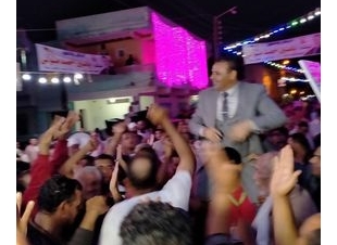 أهالى أبوسكين بكفرالشيخ يستقبلون المستشار ياسين متولى بالورود والحلوى